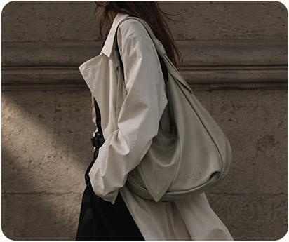 Woman carrying a soft grey ORMA tote bag